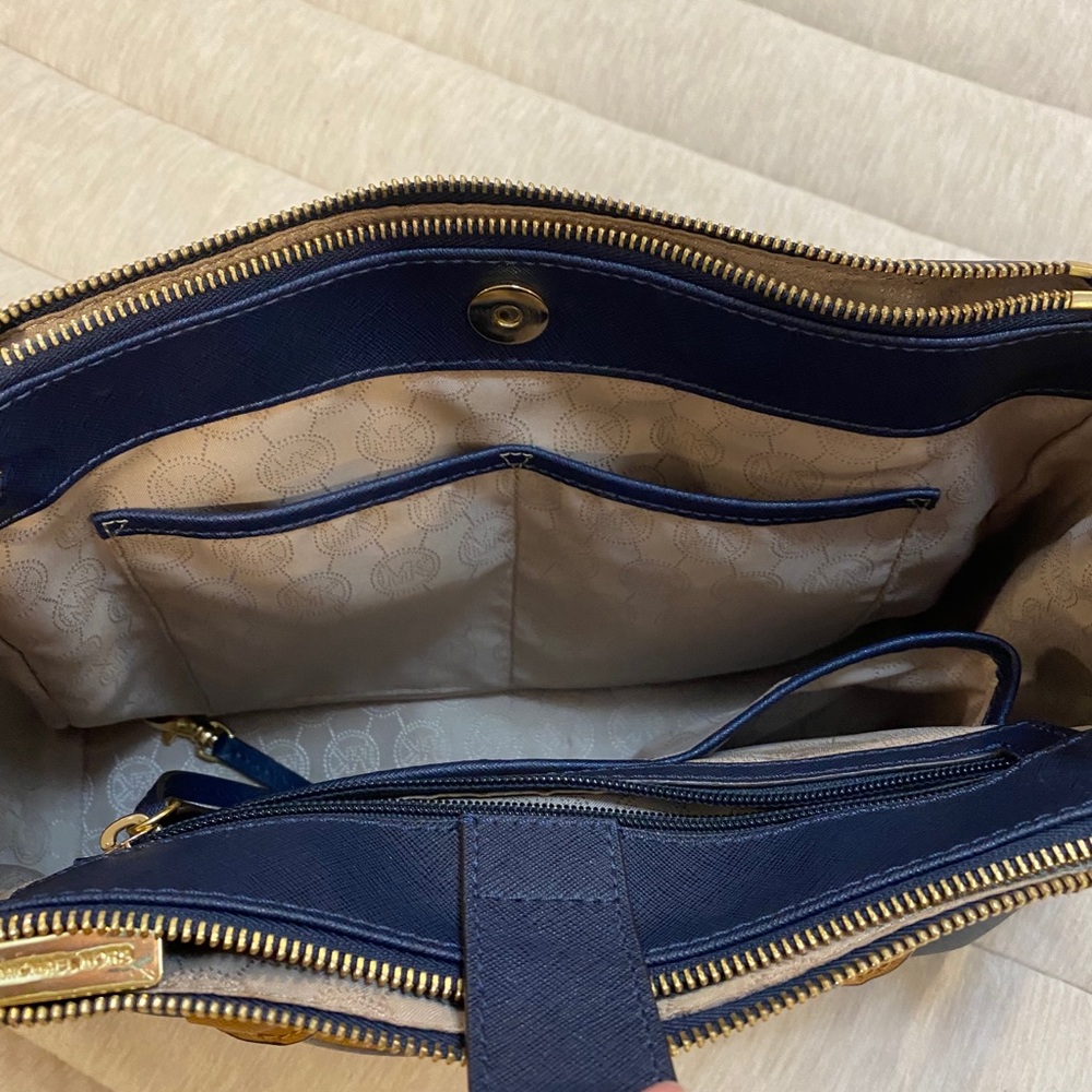 Michael Kors Designer handbag π - Picture 5 of 10
